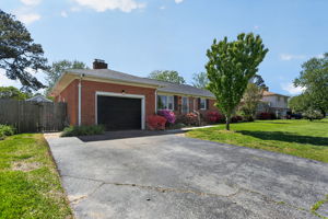 Ample driveway with plenty of parking space.