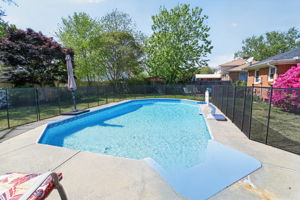 Summer days are better by the pool!