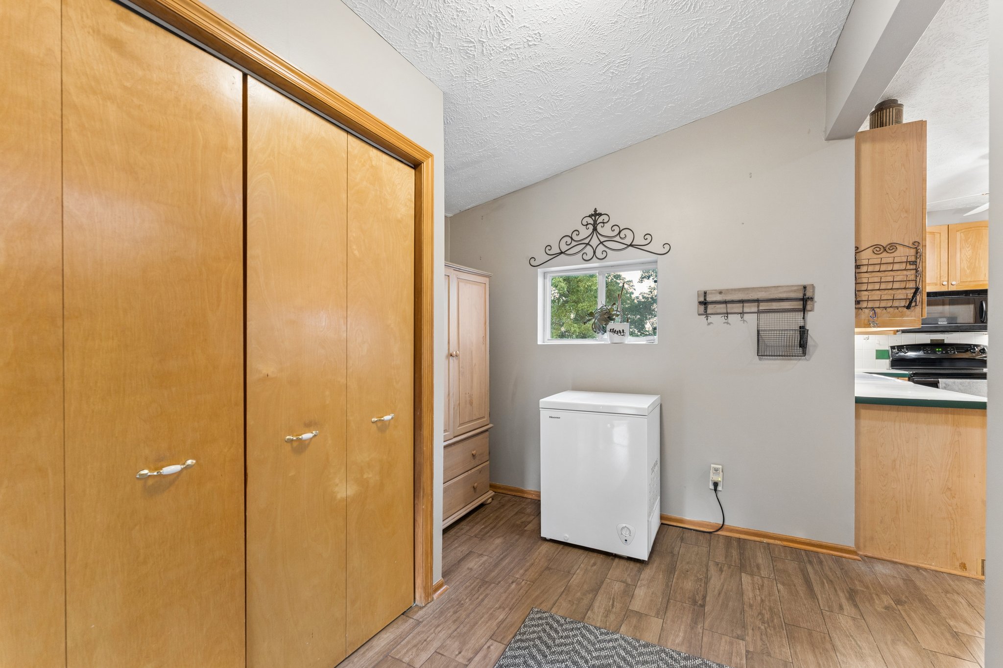9475 - 4618 McKelvie Rd_005.jpg