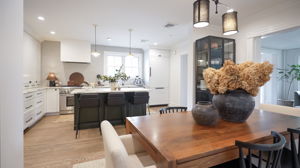 Open plan and great flow between the kitchen and dining area.