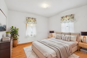 Park St-S1504-011 virtually staged.jpeg