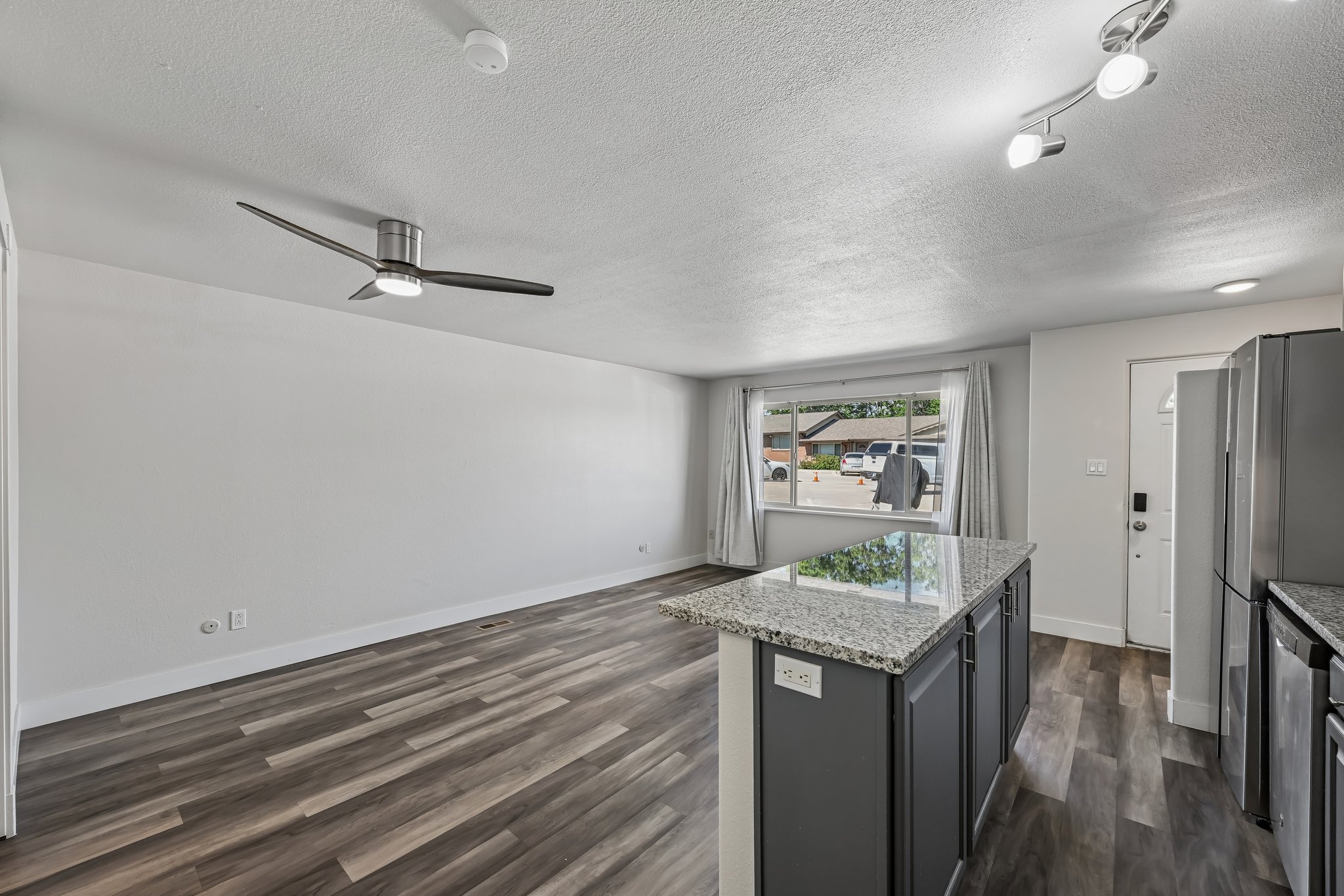 W 6th Ave 4-S2907-013.jpg