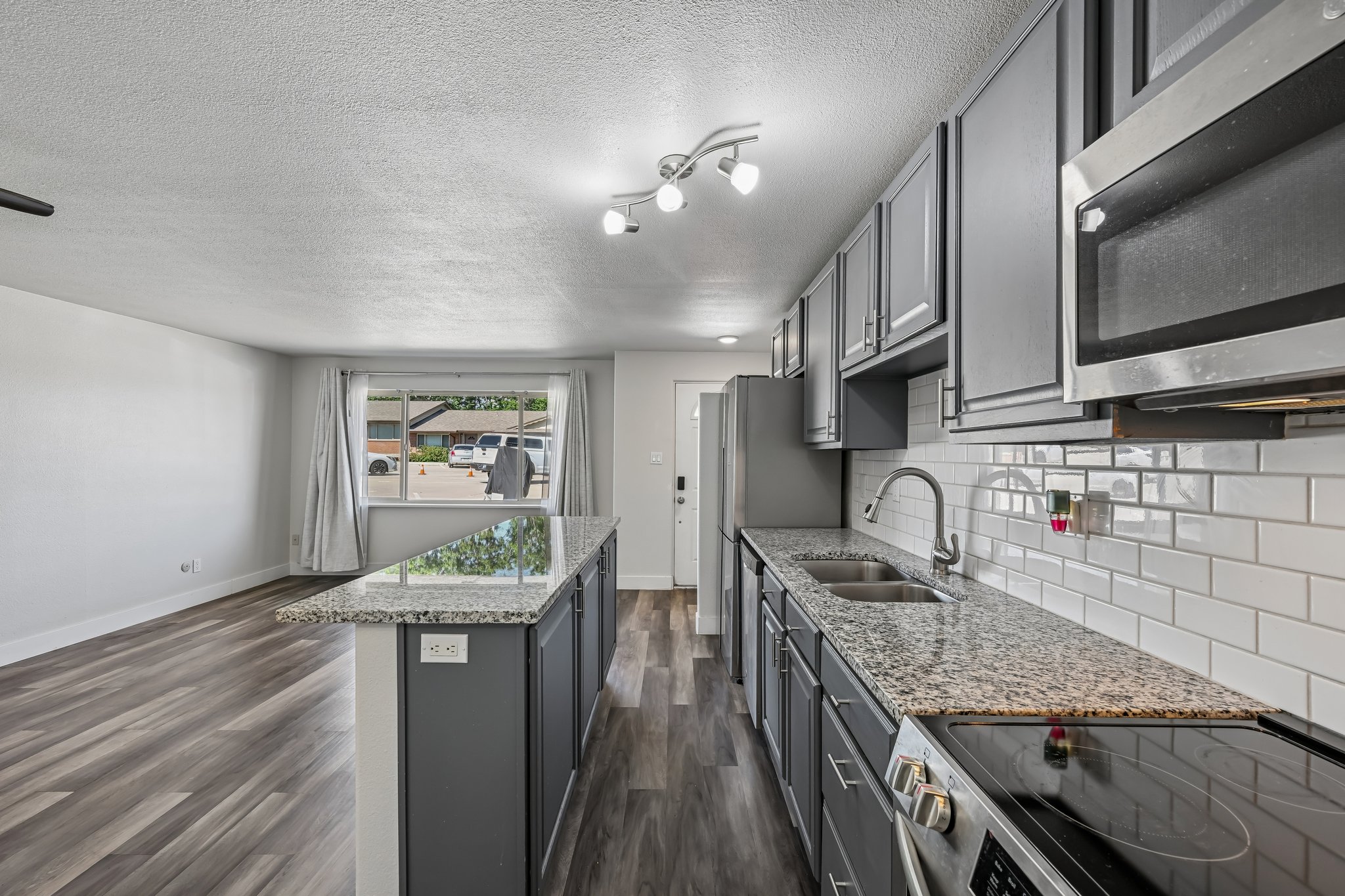 W 6th Ave 4-S2907-014.jpg