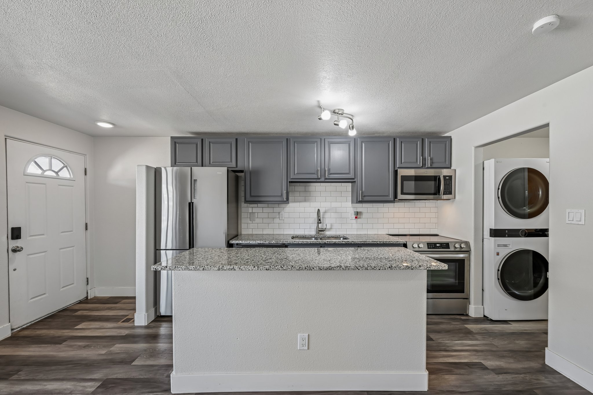 W 6th Ave 4-S2907-017.jpg