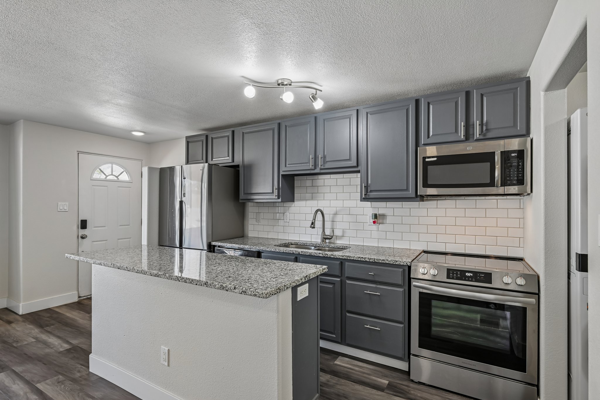 W 6th Ave 4-S2907-018.jpg