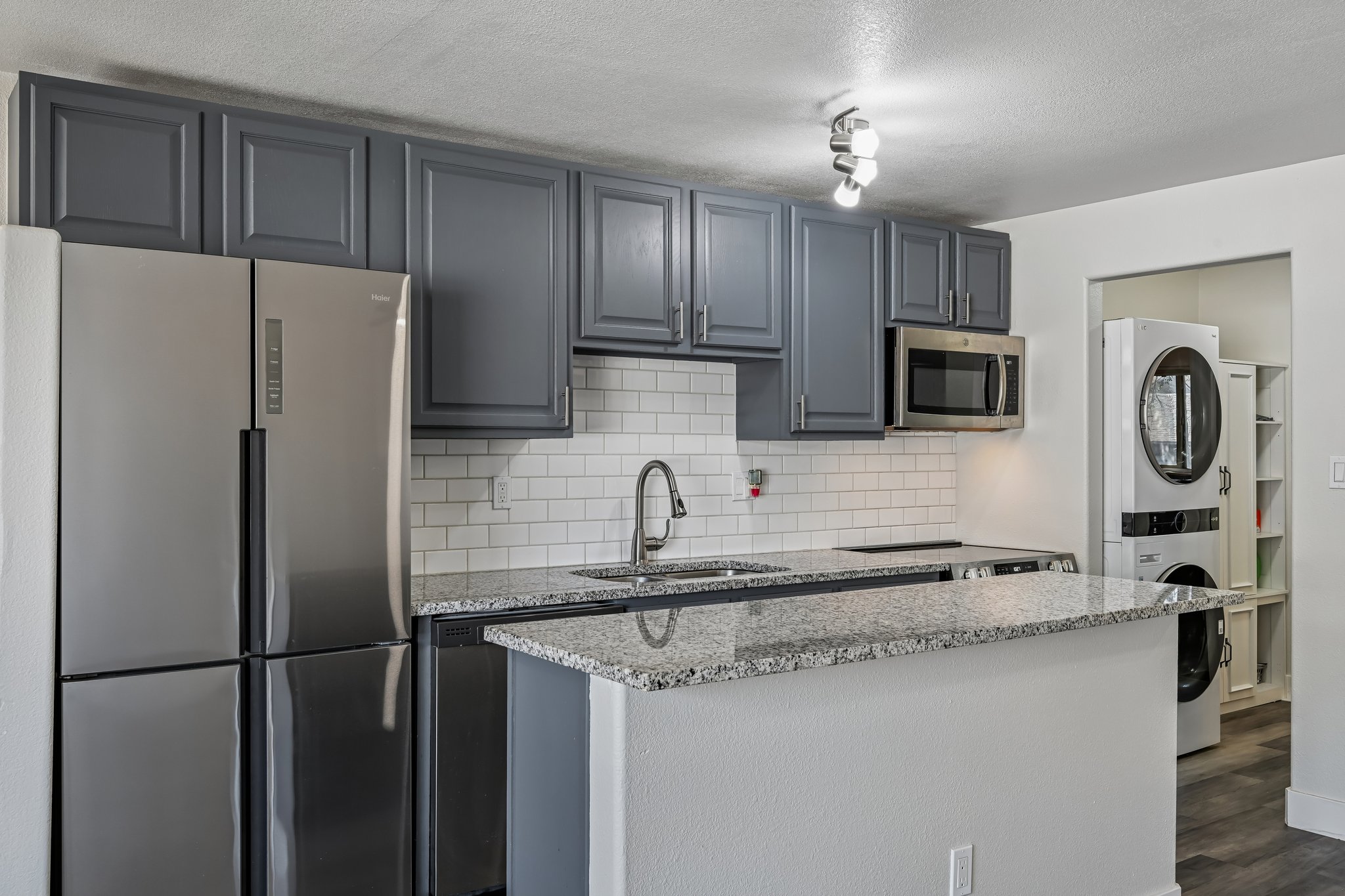 W 6th Ave 4-S2907-020.jpg
