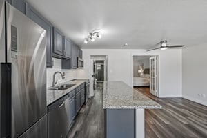 W 6th Ave 4-S2907-019.jpg