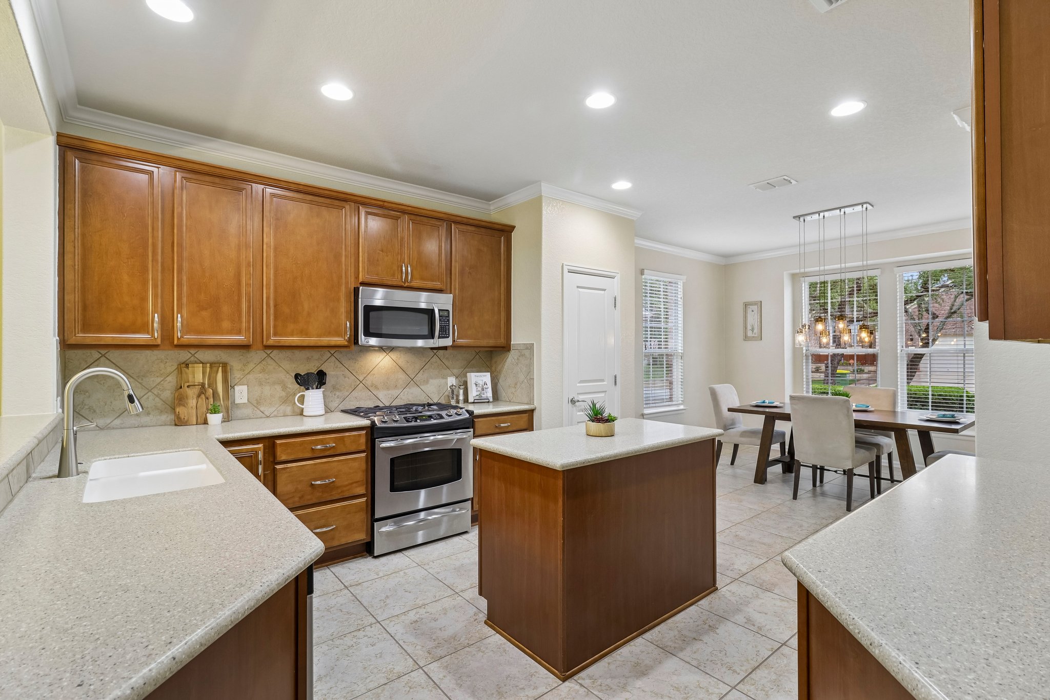 Thomas Rusk-S2104-016.jpg