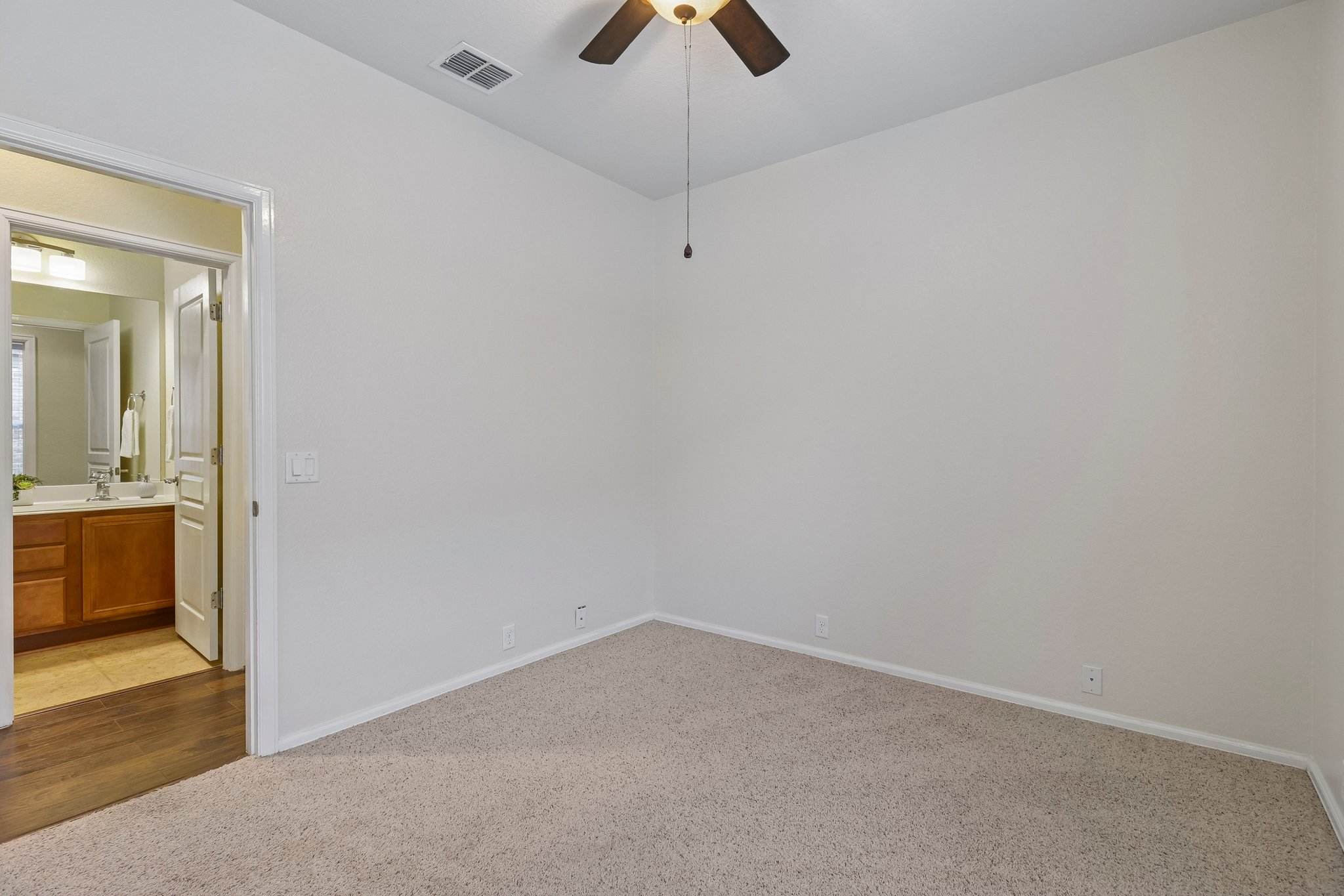 Thomas Rusk-S2104-034.jpg