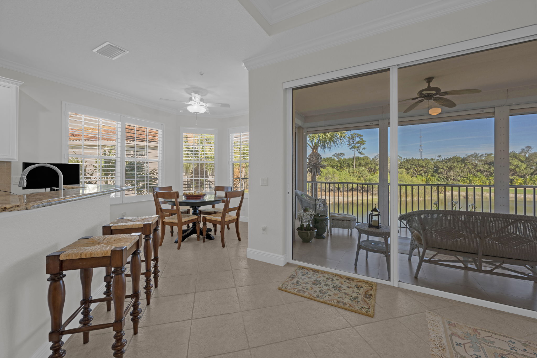 Breakfast Bar - Eat in Kitchen - Lanai