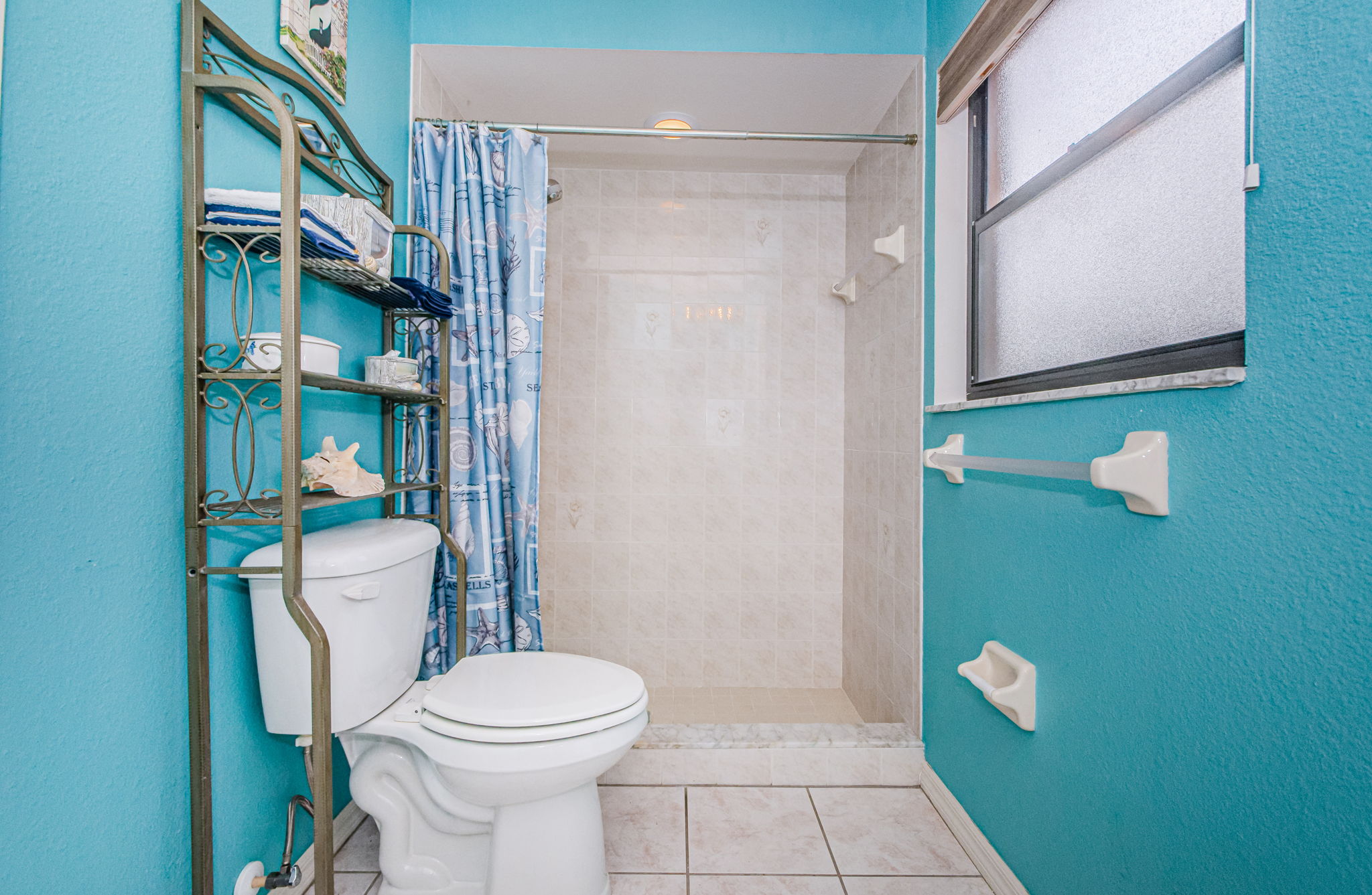 Guest Bedroom Bathroom 1B