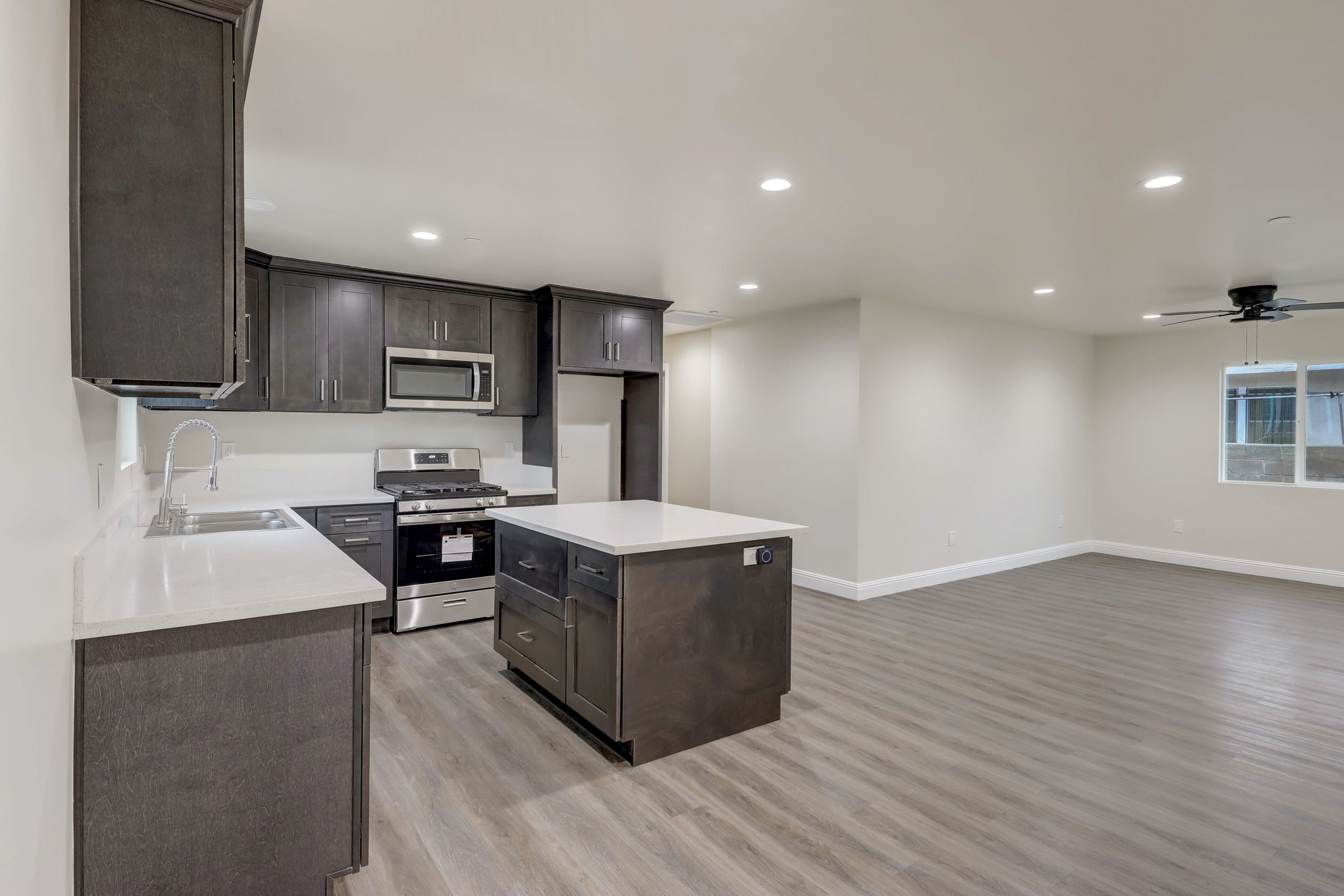 W 21st St-012