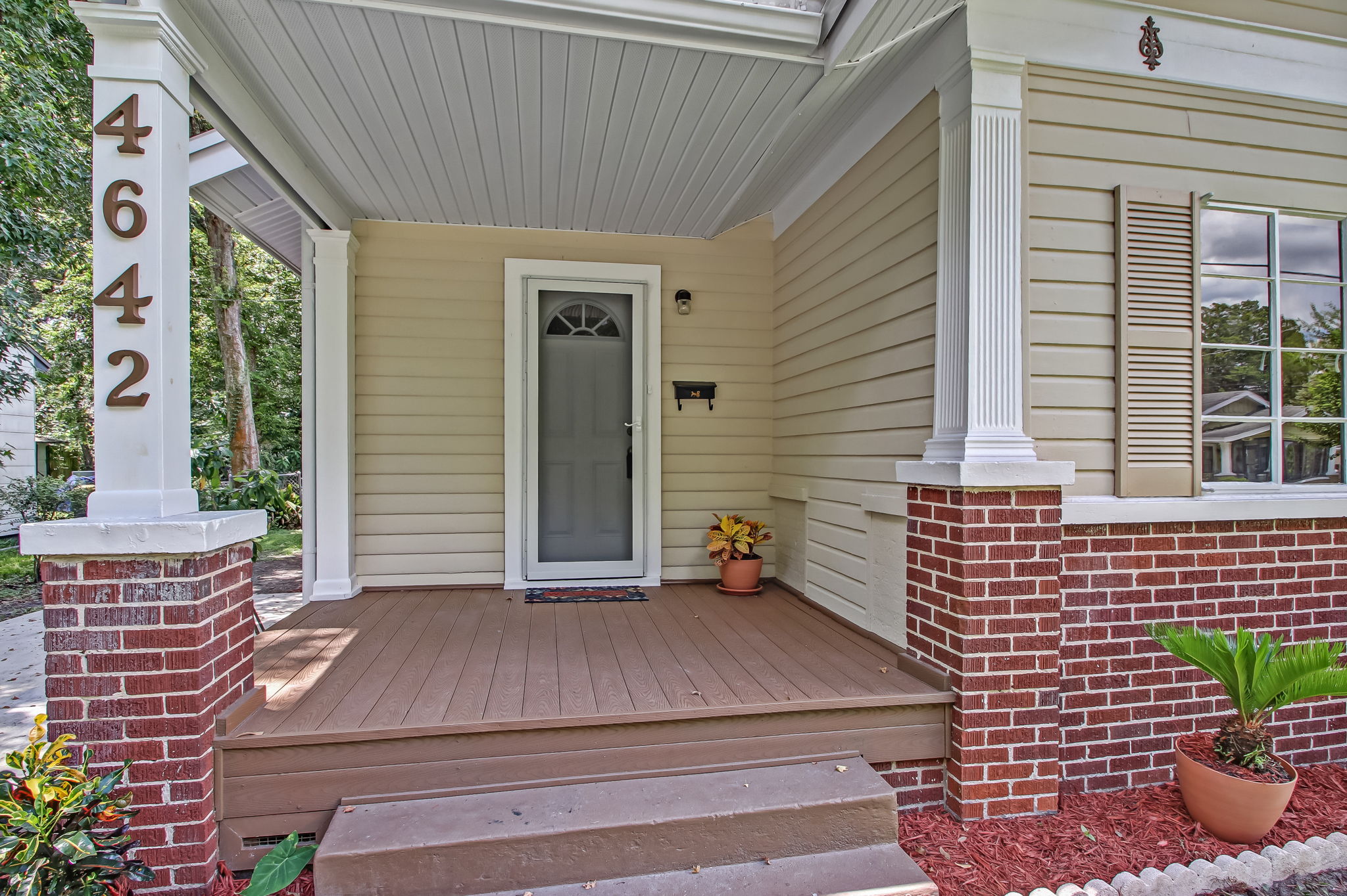Front Porch/Entrance