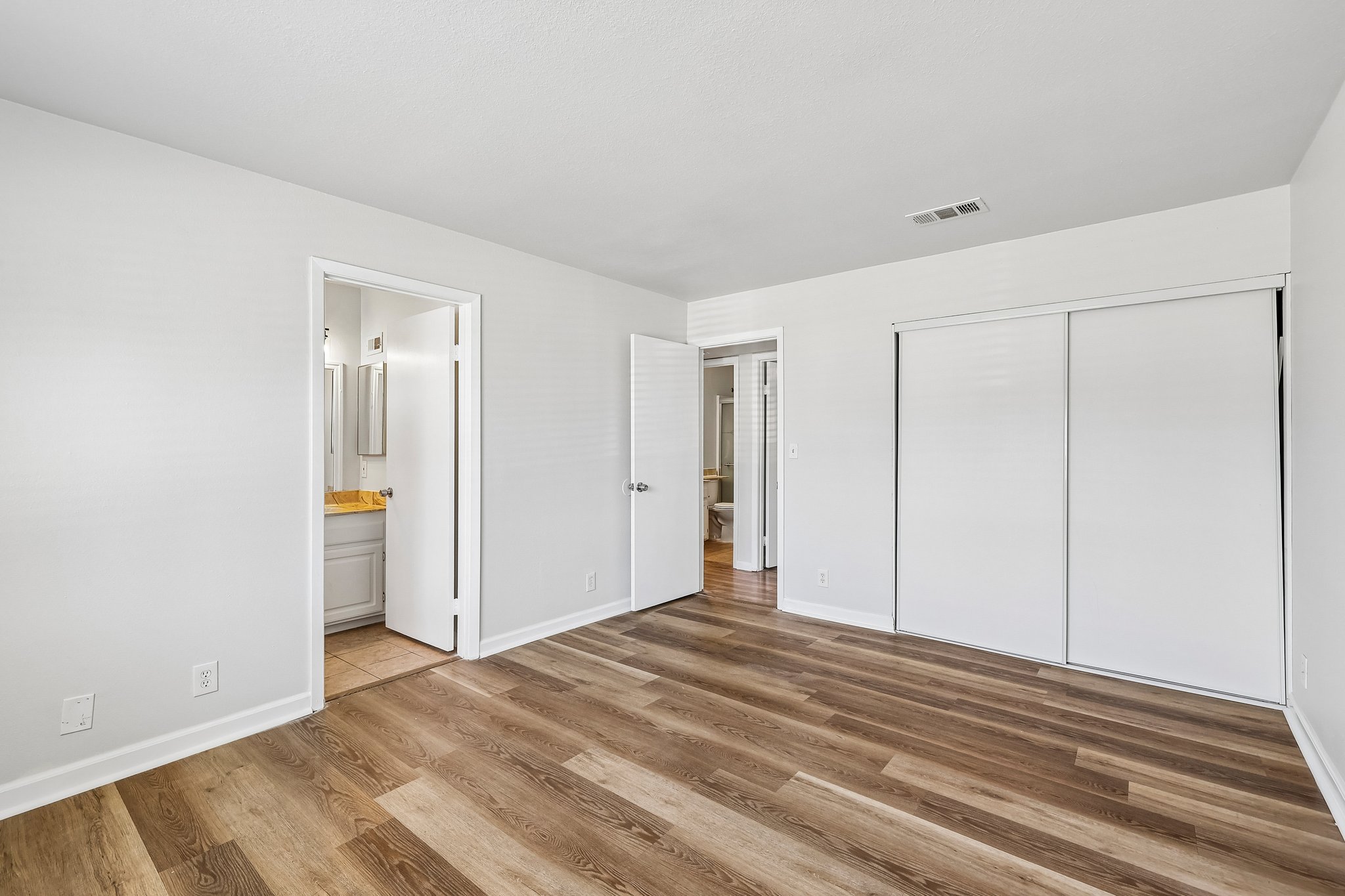 E Bradley Ave unit 3-S2105-025.jpg