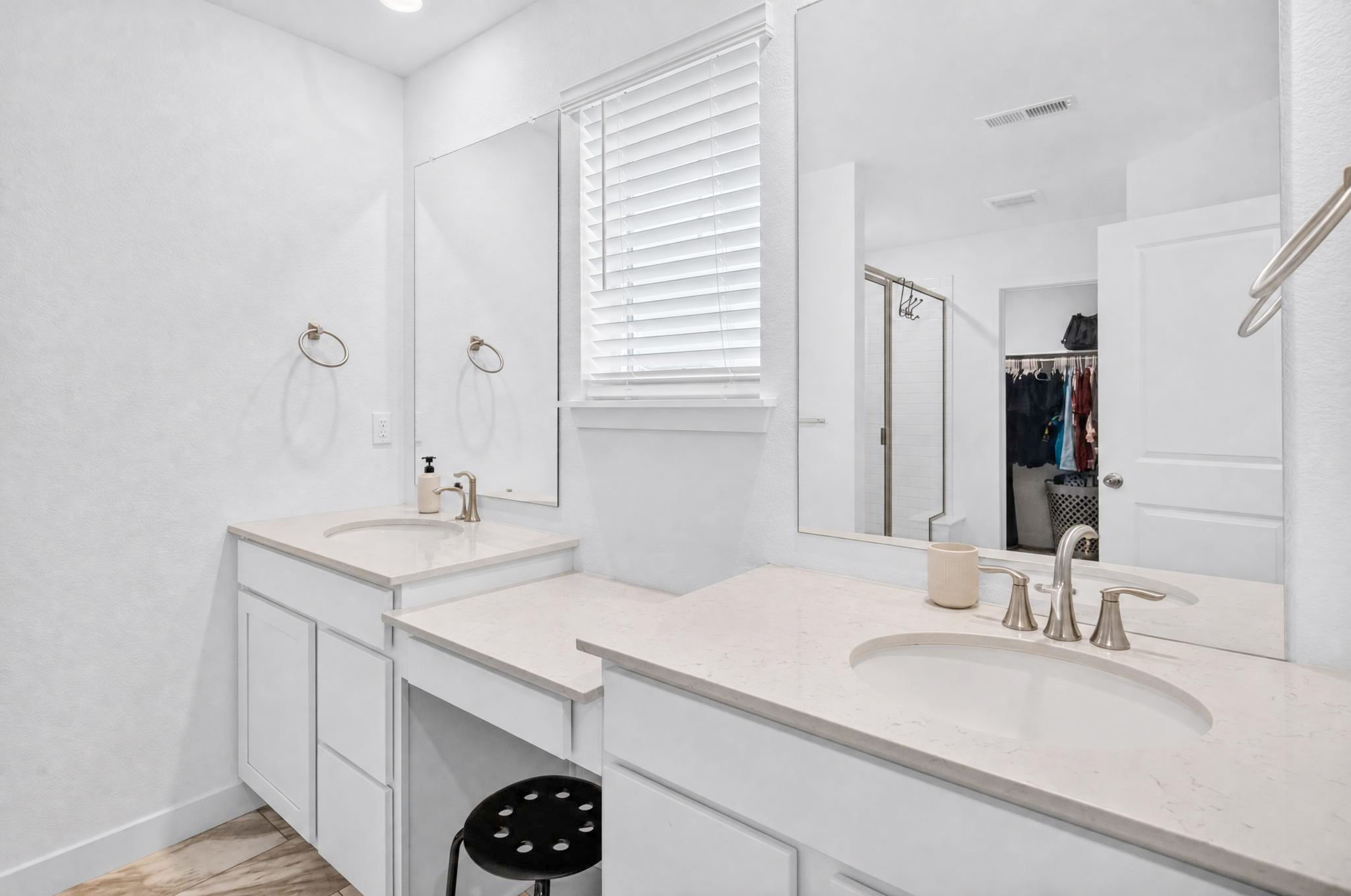 Interior MBR Bath Vanity Diag