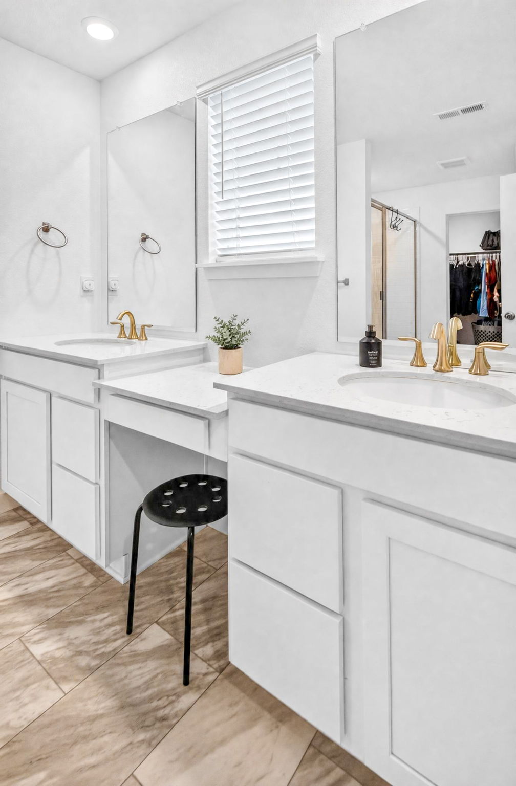 Interior MBR Bath Vanity Vert