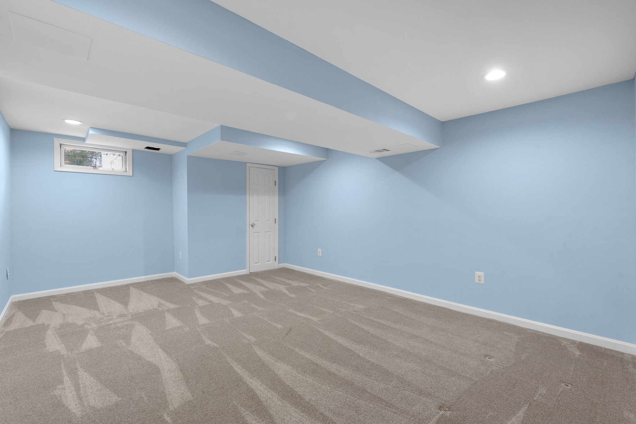 41. Lower bedroom.jpg