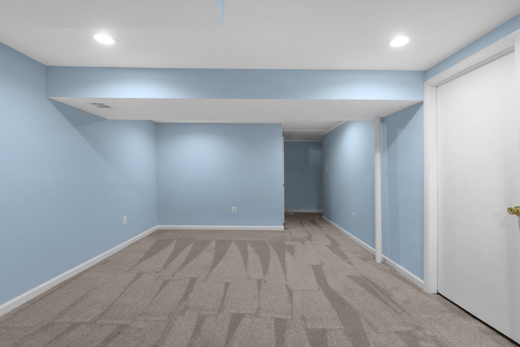 42. Lower bedroom.jpg