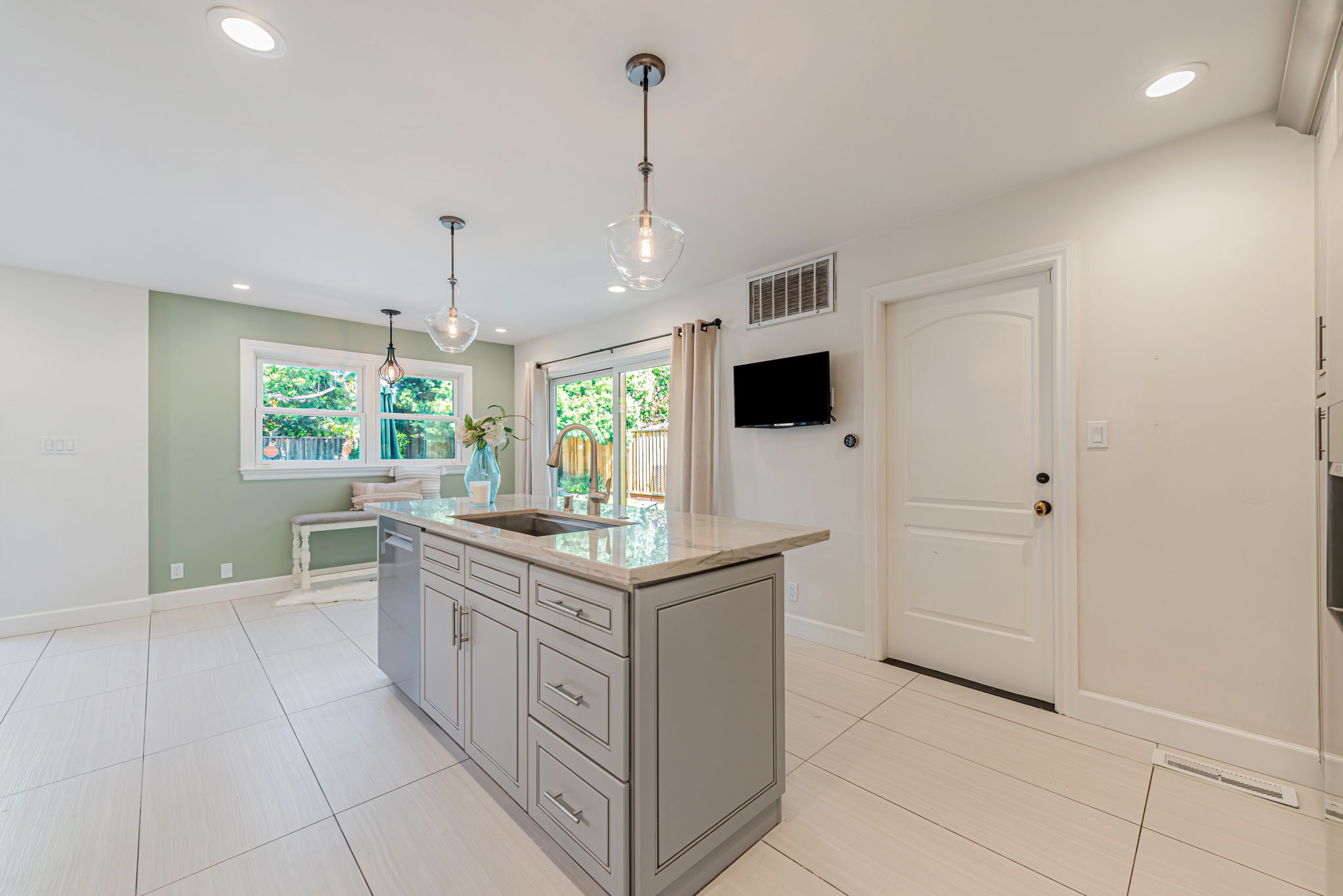 010_ 4670 Sherbourne Dr 