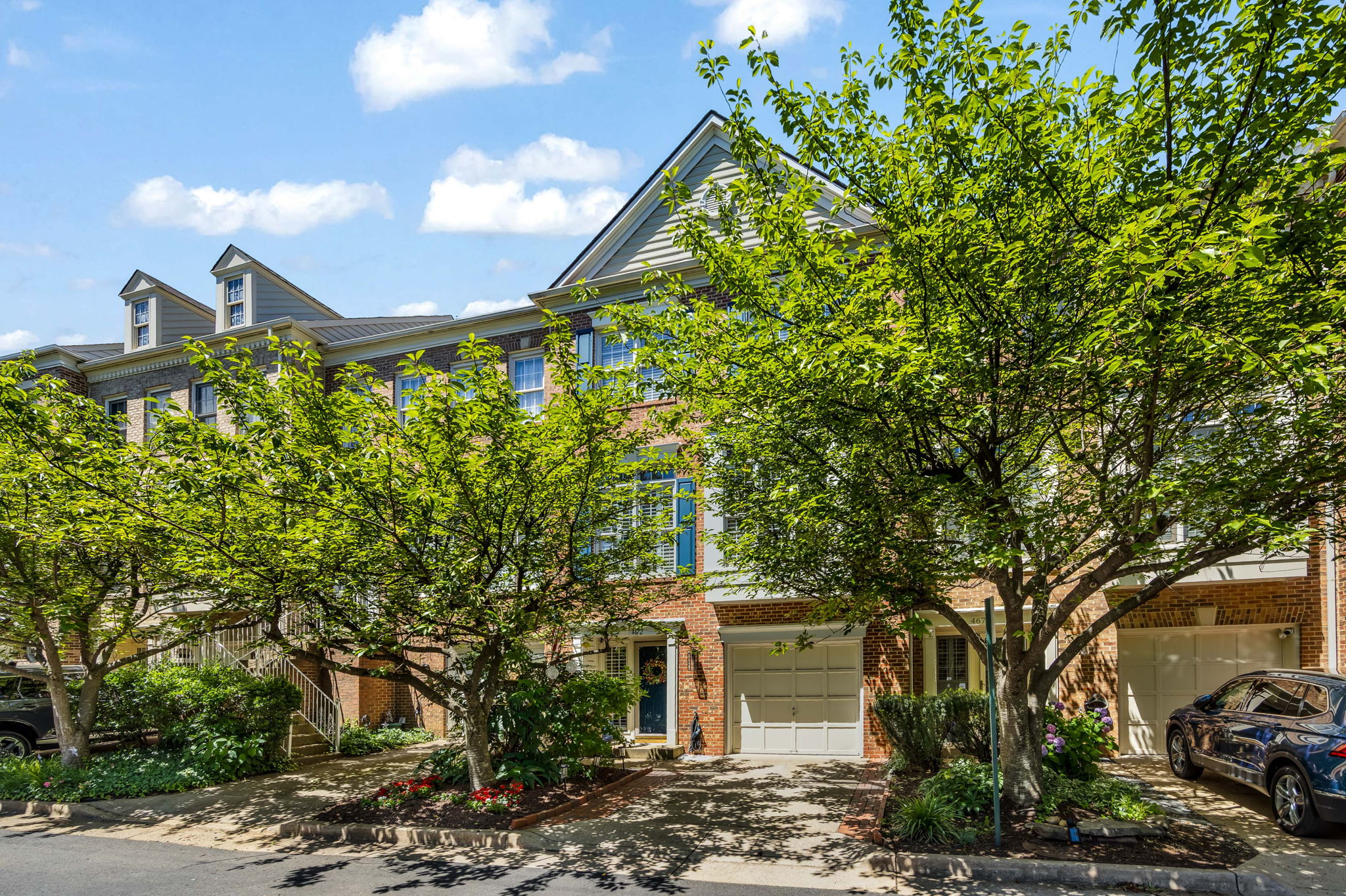 Stonegate Townhome - Updated 3BR/3.5BA w garage