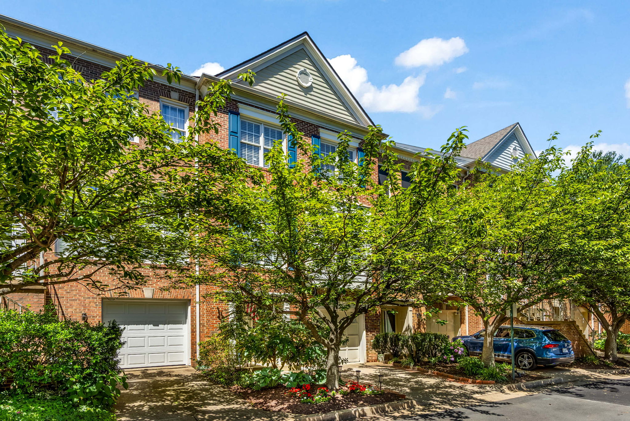 Stonegate Townhome - Updated 3BR/3.5BA w garage