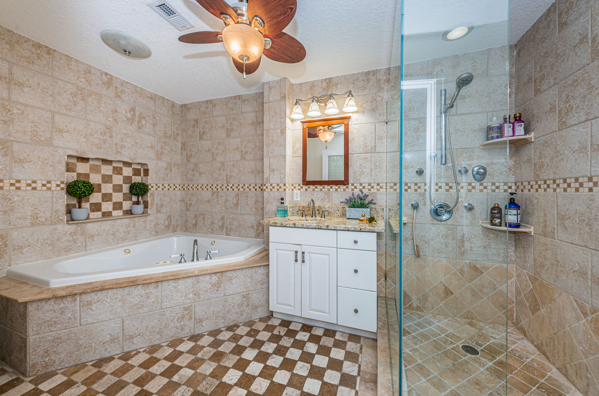 Upper Level Master Bathroom1a