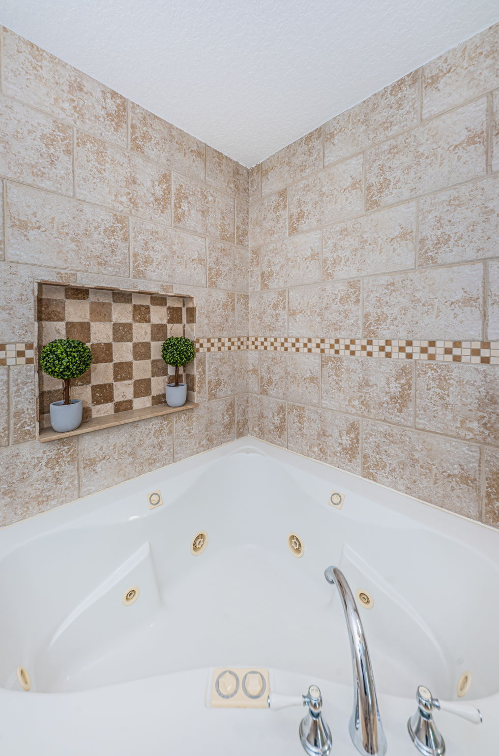 Upper Level Master Bathroom1c