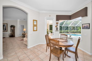 Kitchen Eat-in Area2