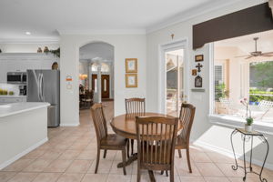 Kitchen Eat-in Area3