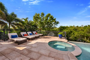 Hit Tub - Pool Lounge Area
