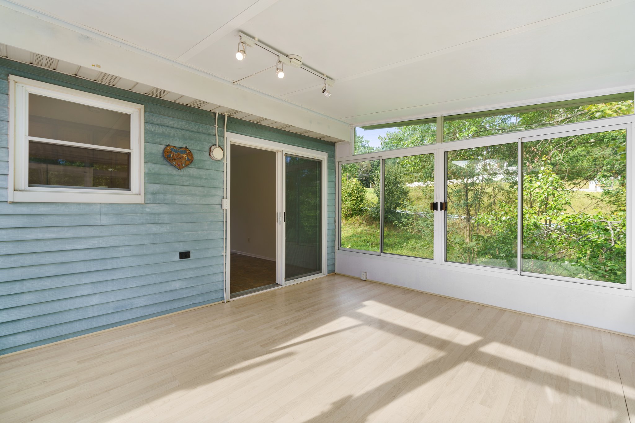 22. Screened porch .jpg