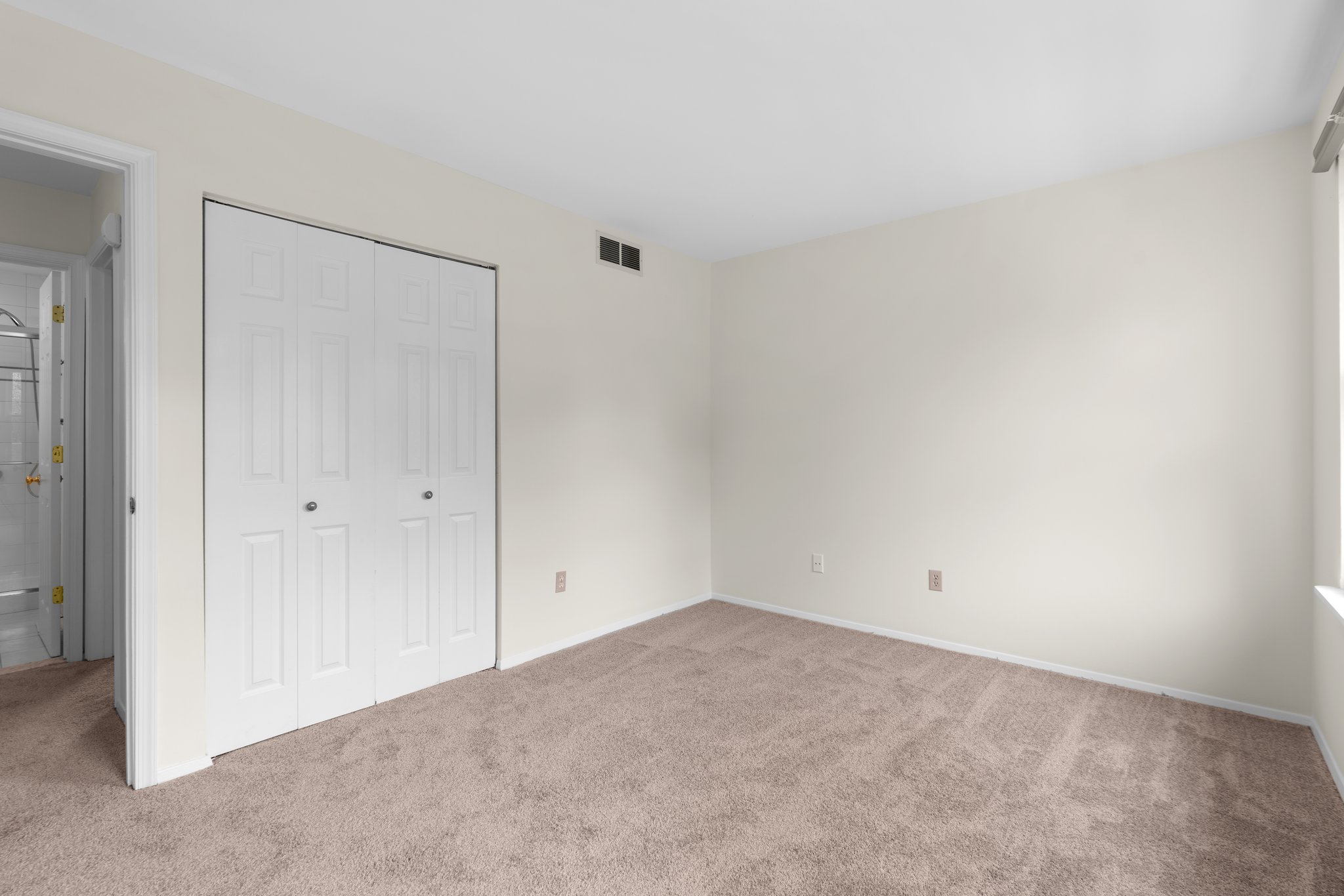 29. Main bedroom.jpg