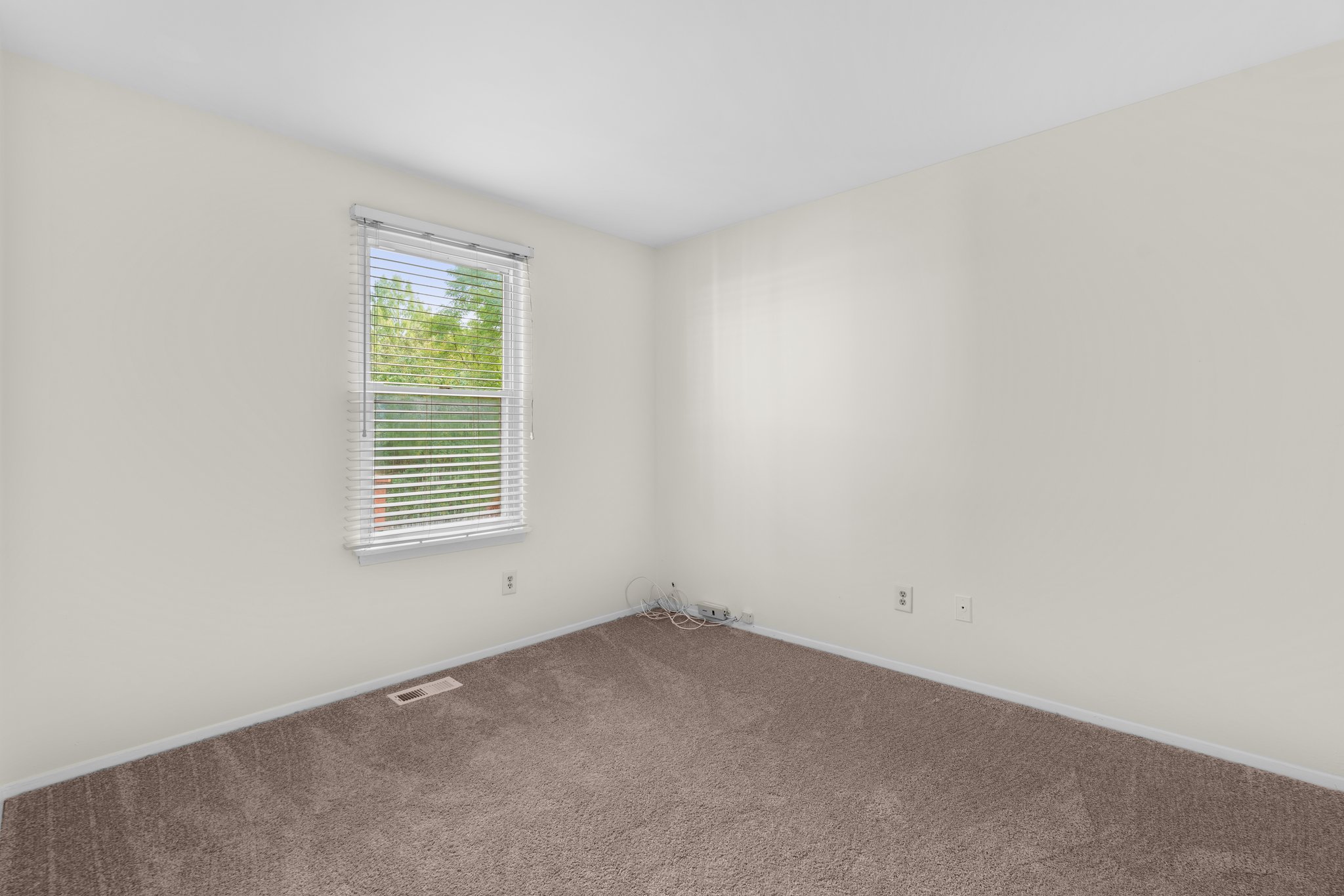 25. Main bedroom.jpg