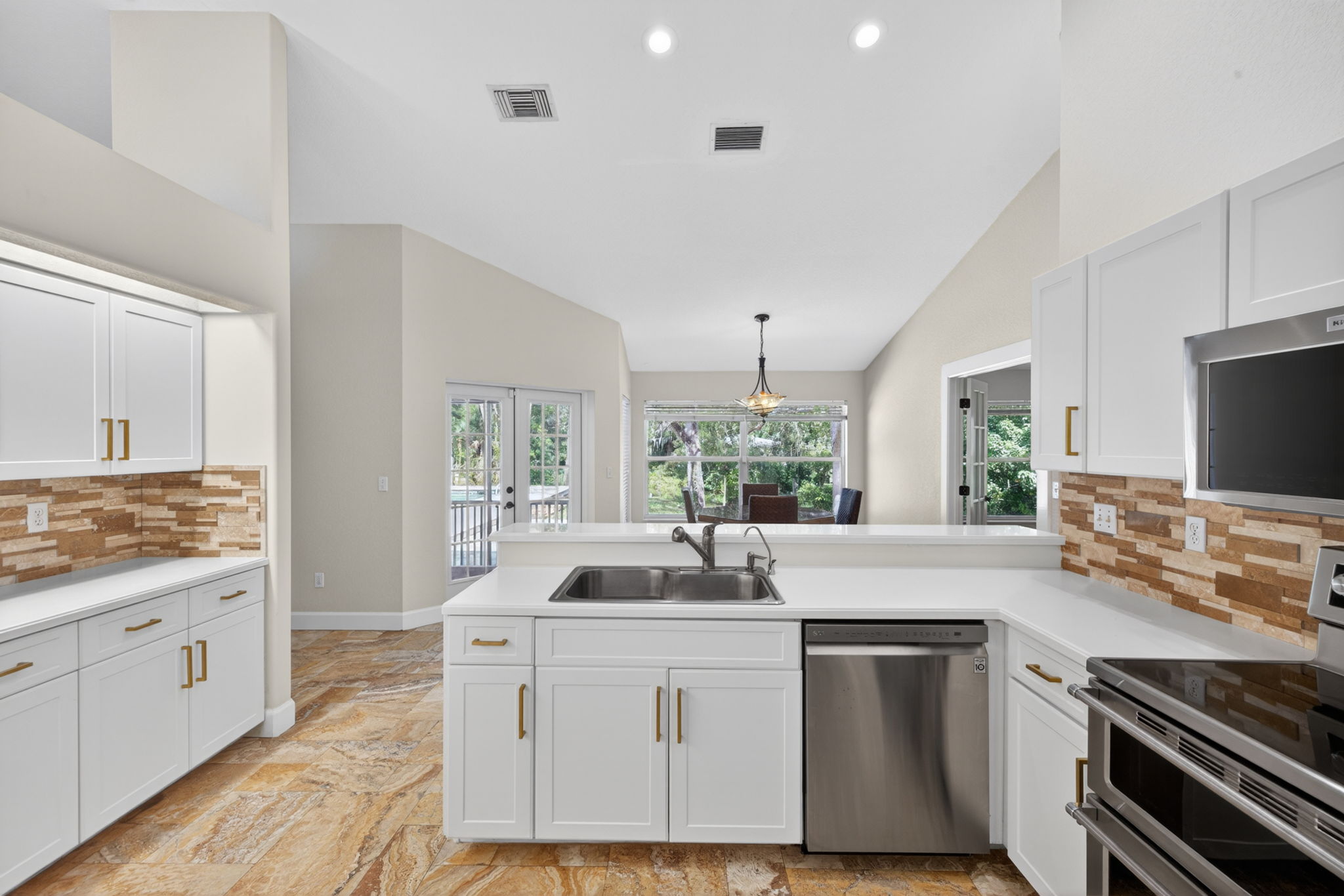 Kitchen 3 of 5