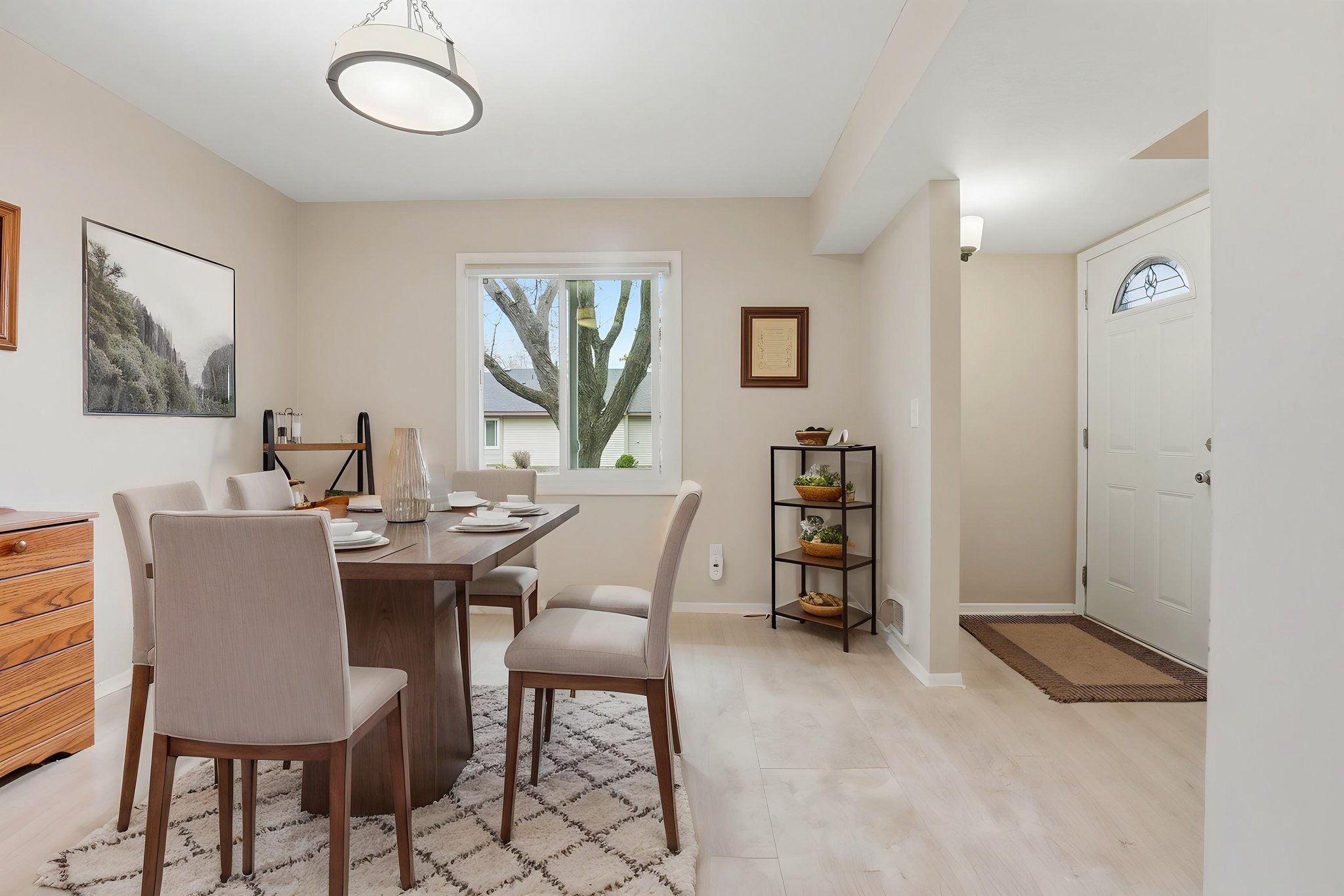 DSC03404 virtually staged.jpeg