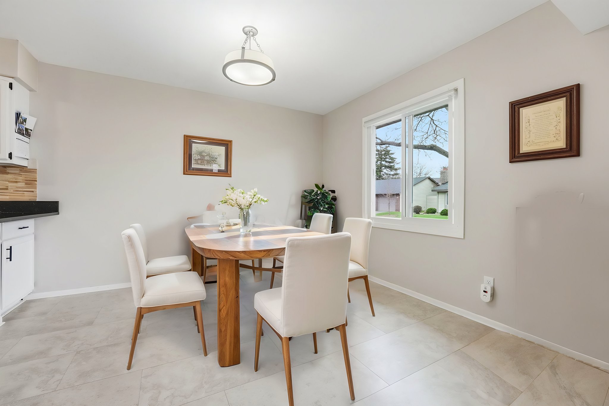 DSC03394 virtually staged.jpeg