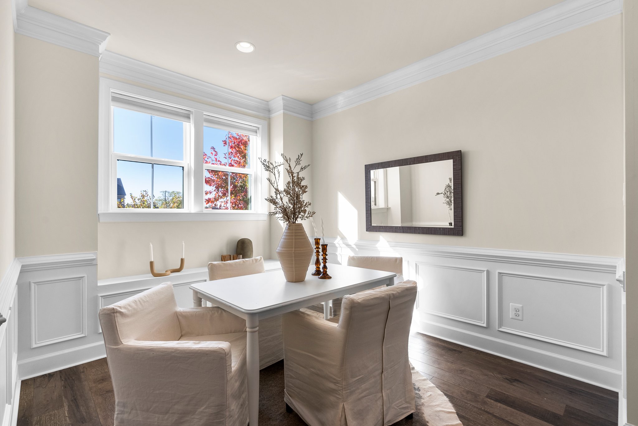 Elegant dining room w/crown molding & wainscoting