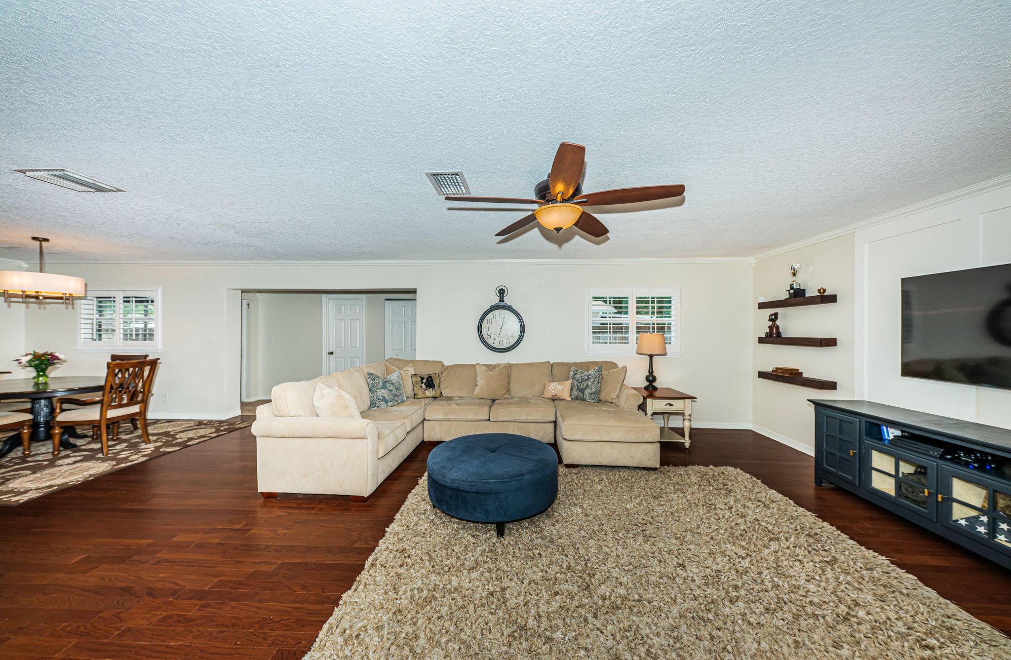 Living Room 4-2