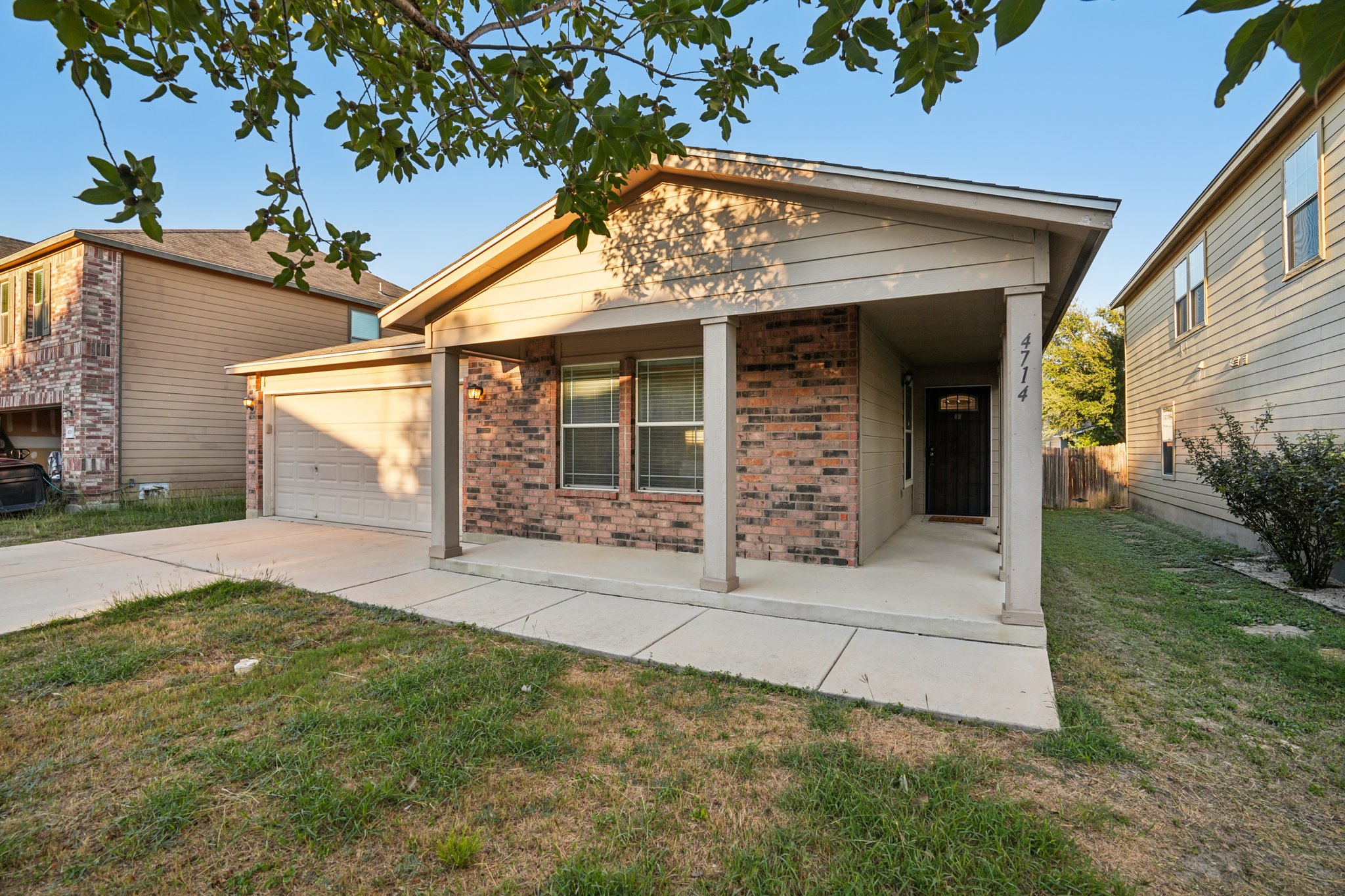 Dapple Dr-S0111-002.jpg