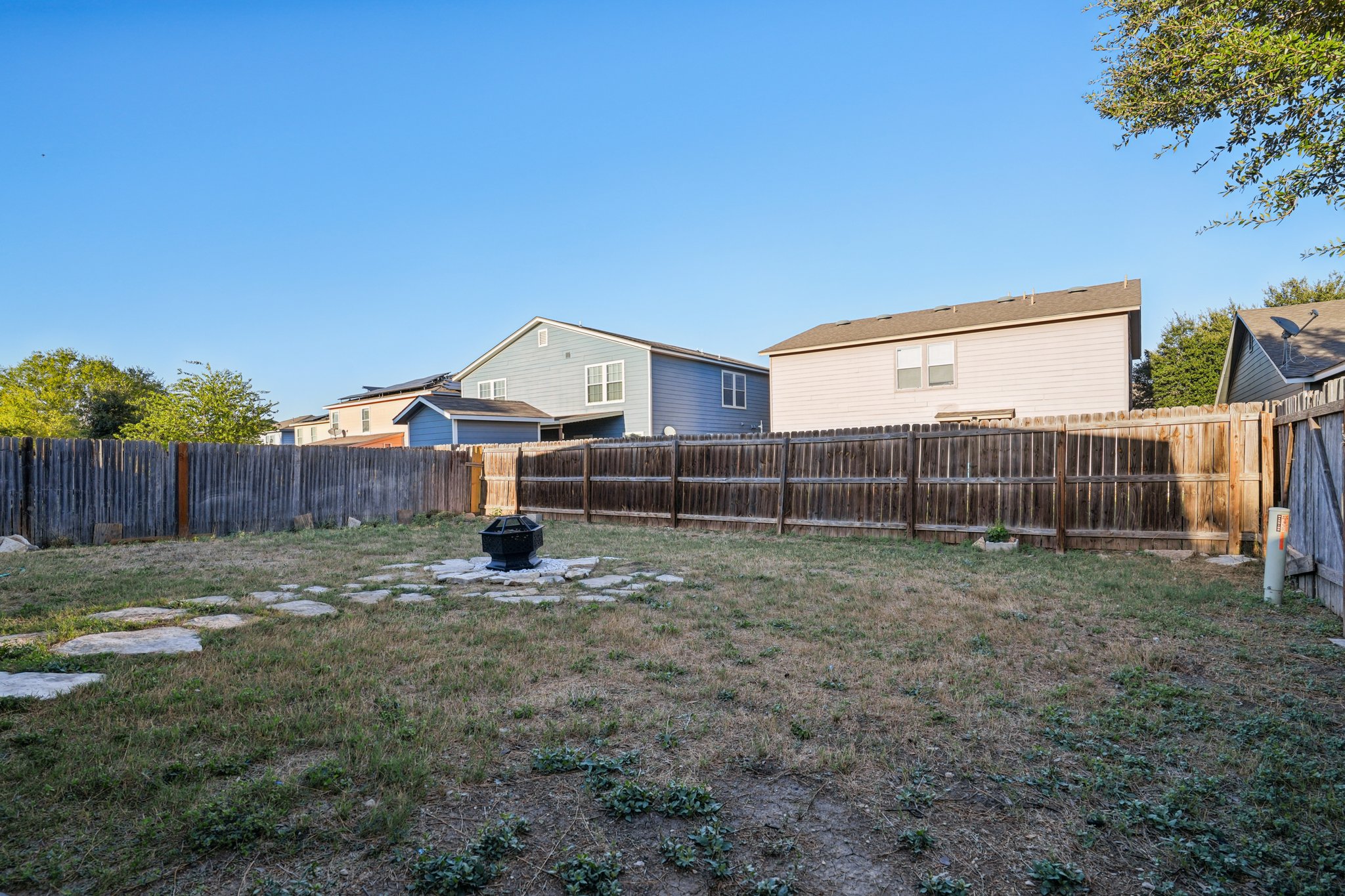 Dapple Dr-S0111-028.jpg