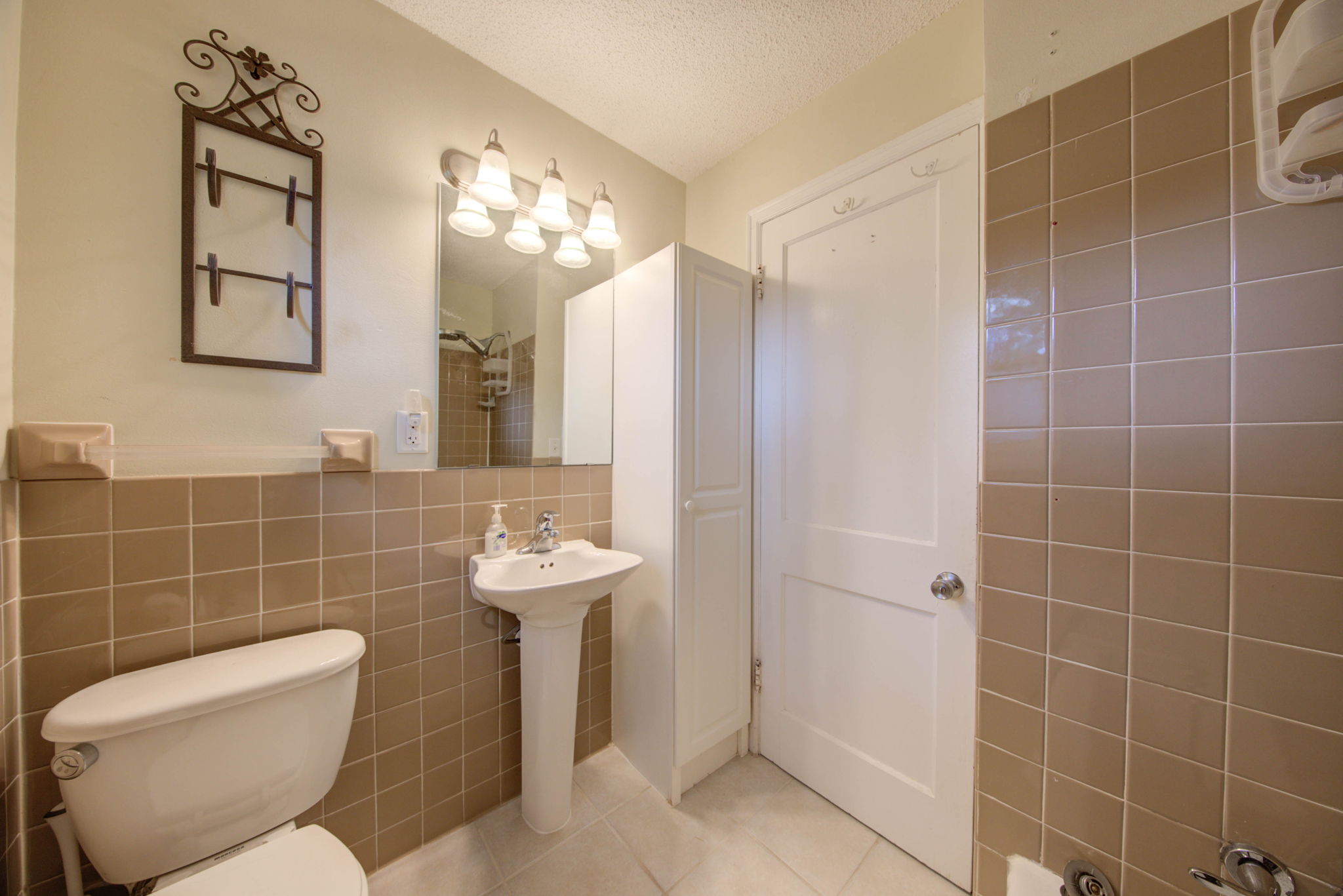 21 Bathroom Main Floor