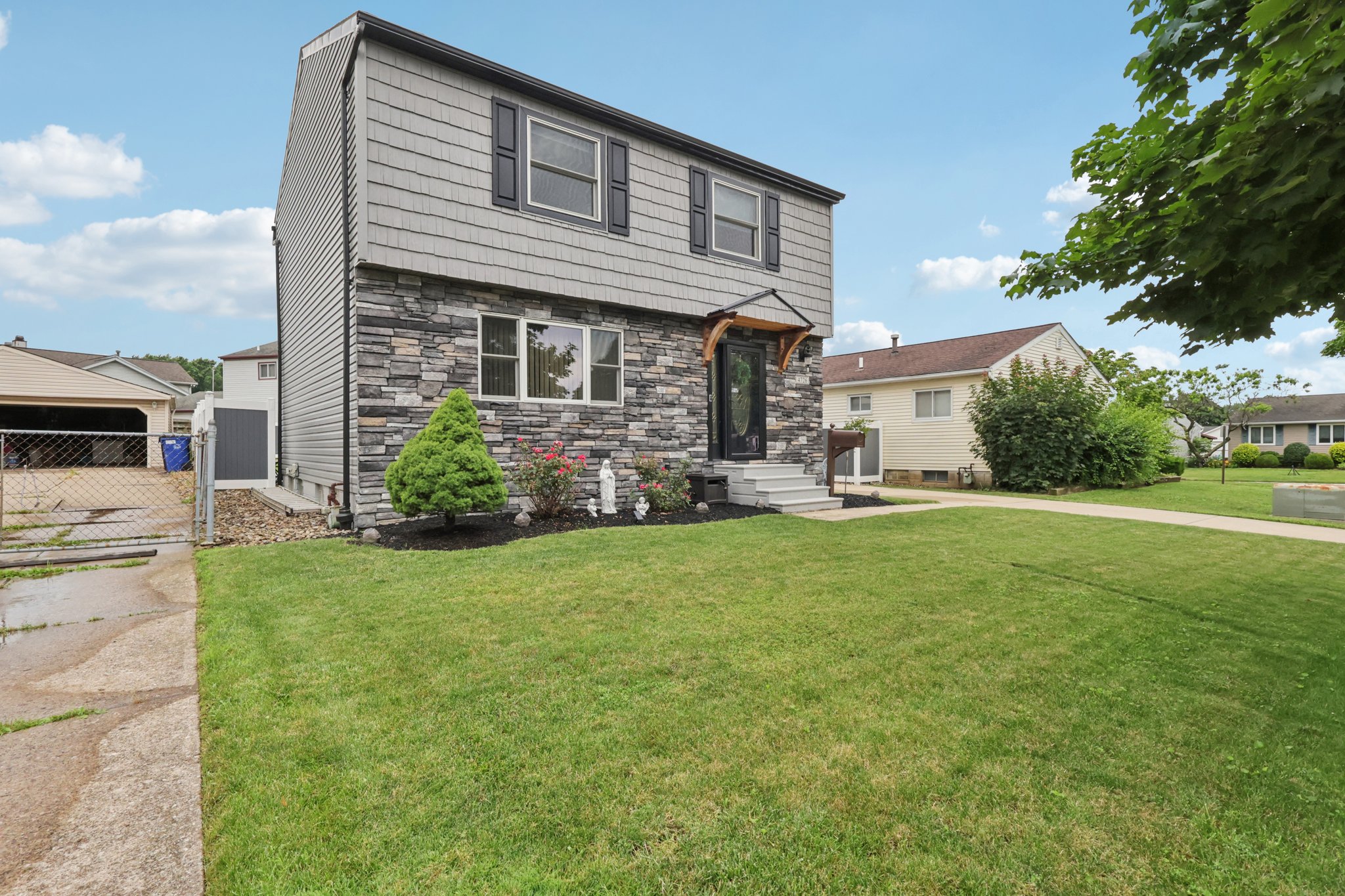 Marcie Dr-S0107-003.jpg