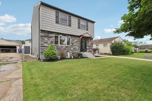 Marcie Dr-S0107-003.jpg