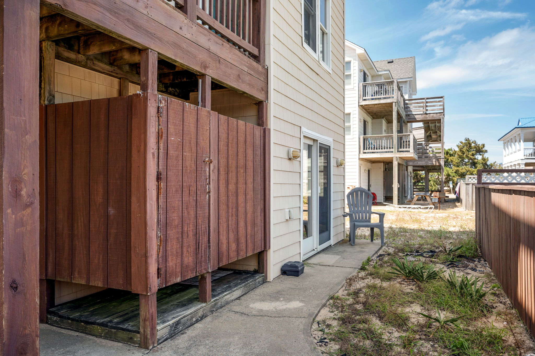 4731-S-Croatan-Hwy-Outside-Shower