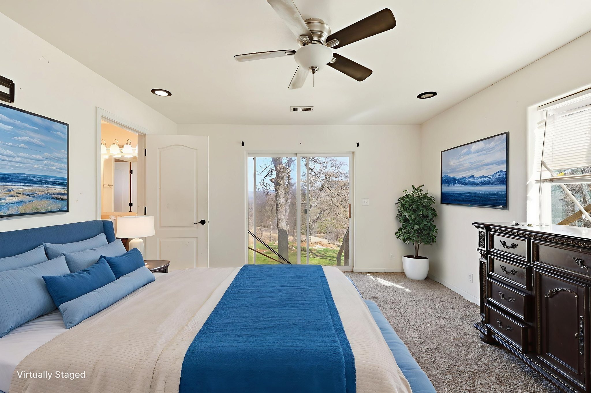 7H3A1985 virtually staged.jpeg