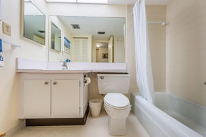 Bathroom 1c-3