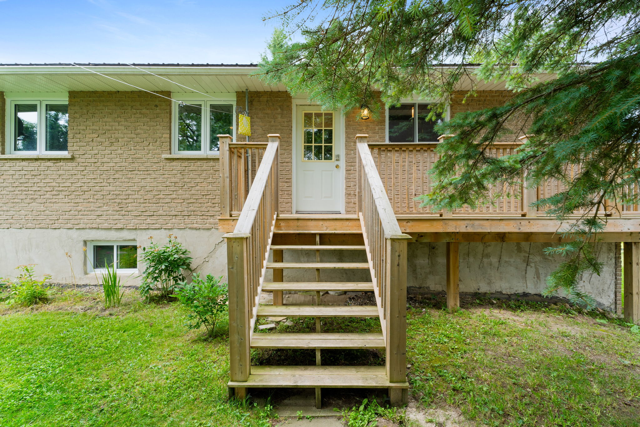 Front Porch/Entrance