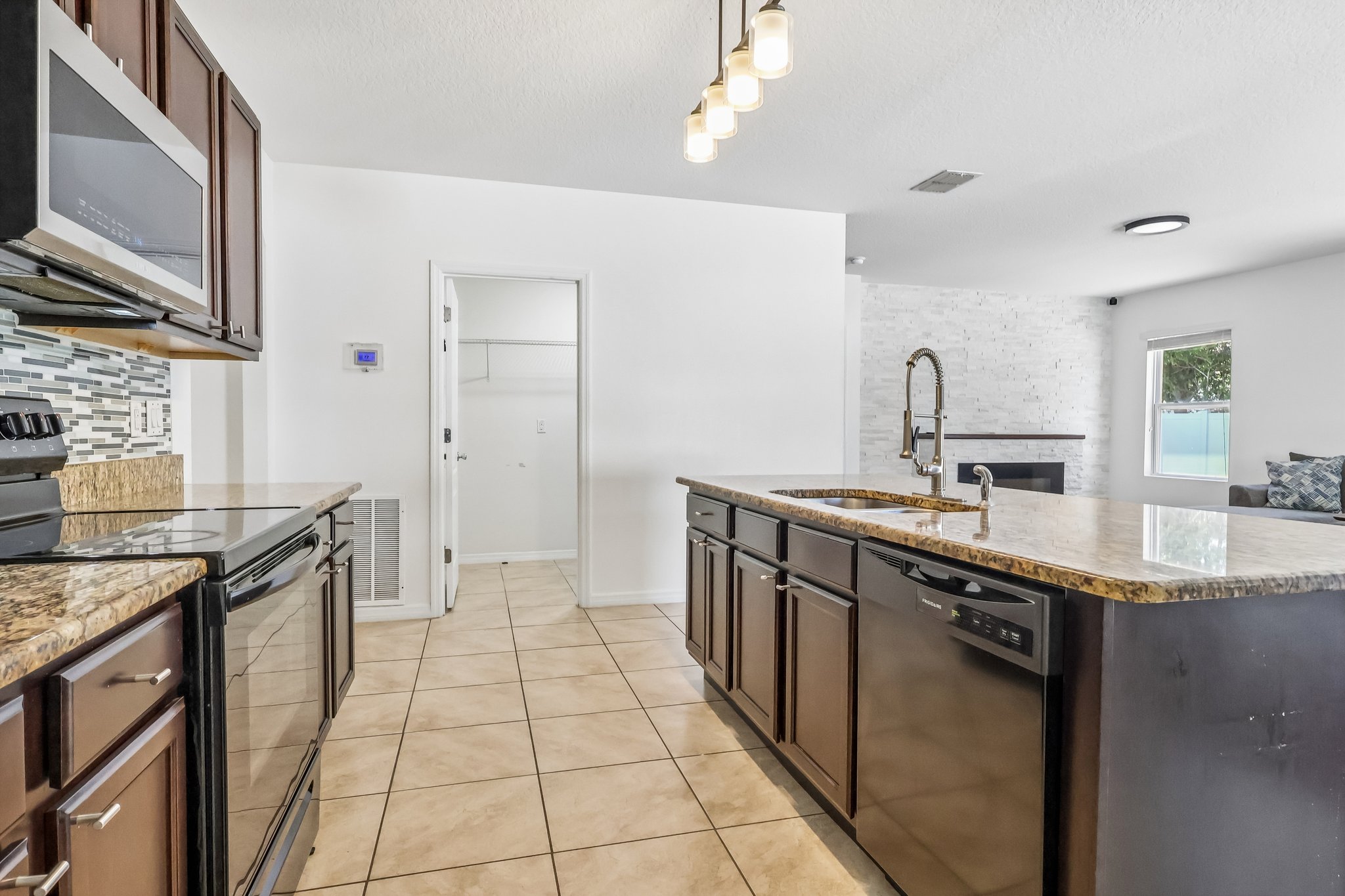 Squires Grove Dr-S2204-015.jpg