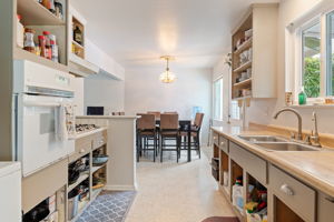 12 - Kitchen