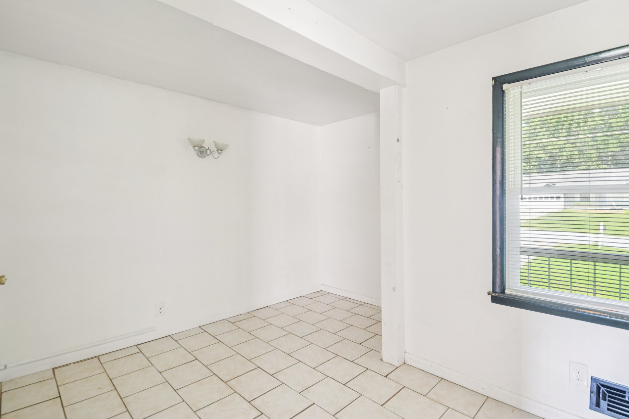 Bell Cir SE-S2108-008.jpg